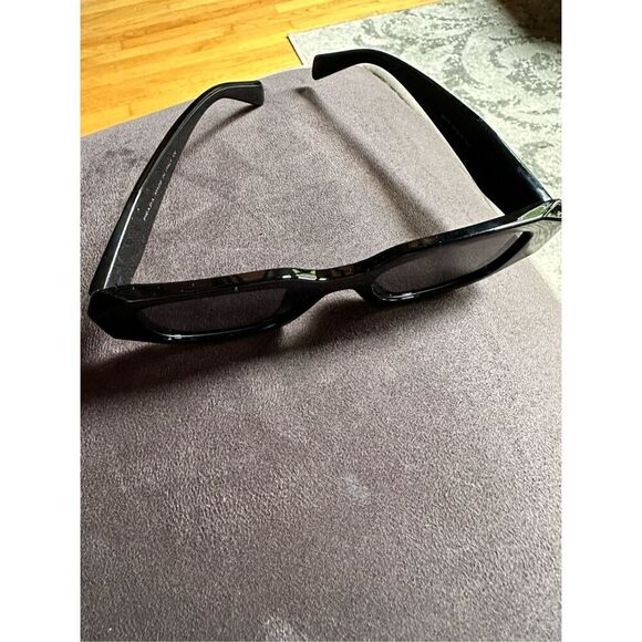 😎🔥PRADA  iconic classic sunglasses, sleek black design , And all one piece mak - Picture 15 of 15